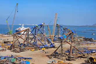 Chân đế điện gió ngoài khơi được sản xuất đồng loạt cho đối tác nước ngoài tại cảng PTSC thành phố Vũng Tàu.