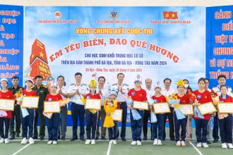 Ban tổ chức khen thưởng các thí sinh đạt thành tích xuất sắc tại vòng chung kết cuộc thi "Em yêu biển, đảo quê hương" trên địa bàn thành phố Bà Rịa năm 2024.