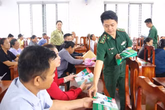 Lực lượng Bộ đội Biên phòng tỉnh Bà Rịa-Vũng Tàu cấp phát tờ gấp tuyên truyền pháp luật cho các cán bộ, nhân dân Xã Bông Trang. 