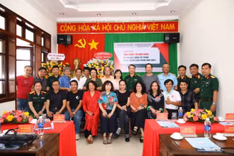 Các nhà điêu khắc mỹ thuật chụp ảnh lưu niệm tại Lễ khai mạc.