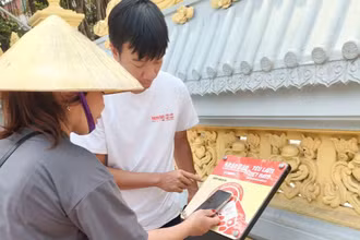 Du khách trải nghiệm tương tác với dự án "Yêu lắm Việt Nam" tại Đền Lảnh Giang.