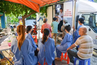 Người dân quận Gò Vấp - TP. Hồ Chí Minh xếp hàng tham gia sàng lọc lao tại cộng đồng.