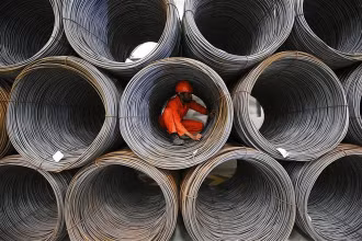 Công nhân làm việc tại nhà máy sản xuất thép ở Kuwait City, Kuwait. (Ảnh: AFP/TTXVN