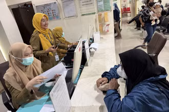 Nhân viên Trung tâm y tế Tanah Abang ở Jakarta đón tiếp người dân tham gia Chương trình kiểm tra sức khỏe miễn phí. Ảnh: TTXVN