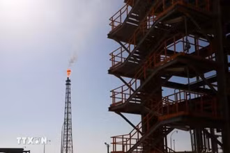 Một giàn khoan dầu ở tỉnh Ilam của Iran. (Ảnh: IRNA/TTXVN)