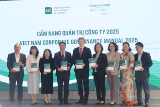 Lễ ra mắt Cẩm nang Quản trị công ty 2025 tại Hà Nội. Ảnh: Văn Giáp