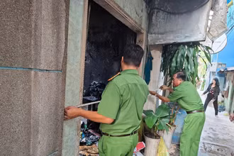 Lực lượng Công an vào khám nghiệm hiện trường.