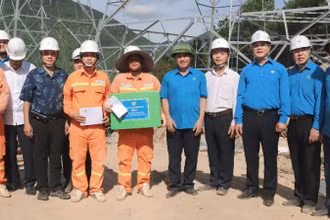 Chủ tịch Tổng Liên đoàn Lao động Việt Nam Nguyễn Đình Khang động viên người lao động thi công đường dây 500kV mạch 3 tại Quảng Bình. Ảnh: Thanh Hà