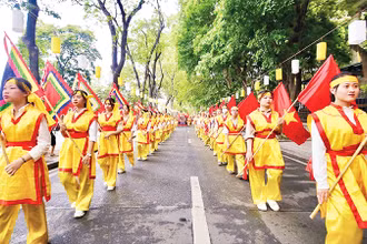 Hà Nội cần có biện pháp khai thác các giá trị văn hóa di sản một cách có chiều sâu để phát triển du lịch. Trong ảnh: Đoàn rước trong Lễ hội kỷ niệm 595 năm Vua Lê Thái Tổ đăng quang.