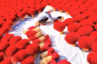 Làng hương trầm truyền thống trải qua hàng trăm năm của người dân Thủy Xuân (thành phố Huế).