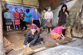 Tổ phụ nữ làm hương truyền thống (thôn Há Chế, xã Sủng Trà, huyện Mèo Vạc, Hà Giang) tập huấn kỹ thuật làm hương. (Ảnh KHÁNH TOÀN)