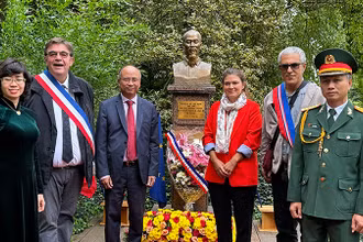 Lễ dâng hoa tại tượng đài Chủ tịch Hồ Chí Minh trong công viên Montreau (Pháp).