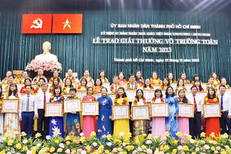 Các thầy, cô giáo nhận Giải thưởng Võ Trường Toản năm 2023.