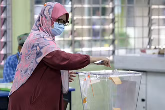 Cử tri Malaysia bỏ phiếu bầu cơ quan lập pháp bang. (Ảnh AP) 