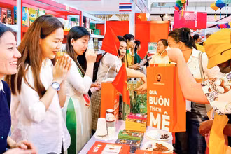 Giới thiệu sản phẩm thương hiệu Việt tới người tiêu dùng quốc tế tại sự kiện "Tuần hàng Việt Nam tại Thái Lan 2022" do Bộ Công thương Việt Nam và Tập đoàn Central Retail tại Việt Nam đồng tổ chức. (Ảnh MINH HUỆ)