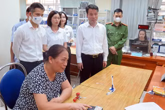 Tổng Giám đốc Bảo hiểm Xã hội Việt Nam Nguyễn Thế Mạnh thị sát điểm khám, chữa bệnh bằng thẻ căn cước và sinh trắc vân tay tại các cơ sở khám, chữa bệnh. (Ảnh TRUNG TÂM)