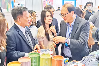 Các đại biểu tại Tuần lễ Văn hóa và Nhân vật quốc tế Việt Nam 2023 tổ chức tại Trung tâm Thương mại thế giới thành phố mới Bình Dương vào tháng 9/2023.