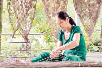 Những chiếc võng dây tra được làm từ bàn tay khéo léo của bà Nguyễn Thị Đẹp.