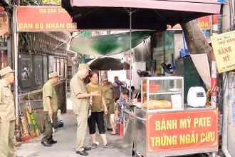 Ông Phạm Năng Cương (thứ ba từ bên trái sang) cùng các thành viên Ban bảo vệ dân phố phường Chương Dương trong một buổi tuần tra.