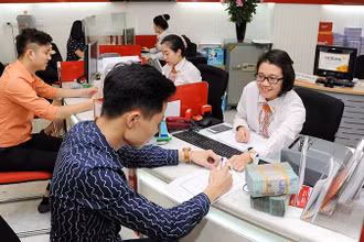 Khách hàng giao dịch tại Ngân hàng HDBank (Hà Nội). (Ảnh AN AN)
