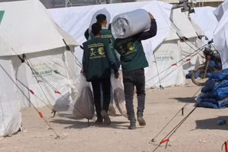 Đưa hàng cứu trợ đến với nạn nhân vụ động đất ở Syria.