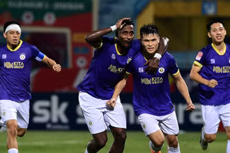 Các cầu thủ Hà Nội FC chia vui với Tuấn Hải sau bàn thắng mở tỷ số 1-0. (Ảnh TRẦN HẢI)