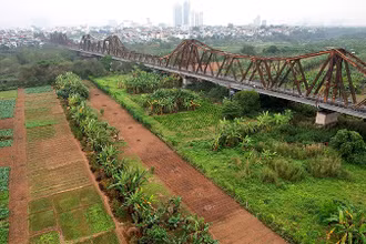 Nhiều chuyên gia đề xuất phải giữ cầu Long Biên khi cải tạo bãi giữa sông Hồng. (Ảnh HỮU NGHỊ)