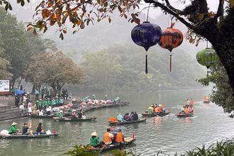 Khách du lịch xuống bến thuyền để tham quan Khu du lịch Tràng An chiều 30/12. (Ảnh XUÂN TRƯỜNG)