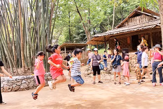 Học sinh tham gia các trò chơi truyền thống trong khuôn viên Bảo tàng Dân tộc học.