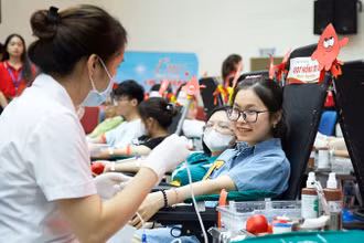 Người dân Hà Nội hiến máu tình nguyện tại Ngày hội “Giọt hồng tri ân”. (Ảnh HÀ THU)