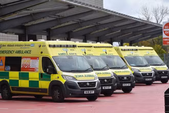 Xe cứu thương bên ngoài bệnh viện ở Birmingham, Anh.