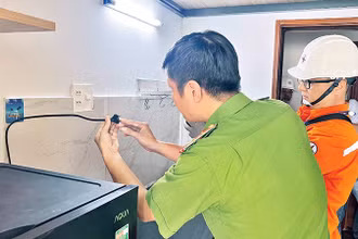 Công an quận Tân Phú kiểm tra điều kiện an toàn phòng cháy, chữa cháy tại một căn hộ cho thuê.