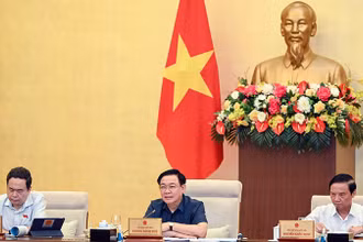 Chủ tịch Quốc hội Vương Đình Huệ điều hành nội dung thảo luận tại phiên họp. (Ảnh DUY LINH)