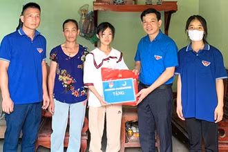 Đoàn Thanh niên huyện Yên Bình (Yên Bái) hỗ trợ học sinh nghèo vượt khó tham gia kỳ thi tốt nghiệp trung học phổ thông năm 2023.