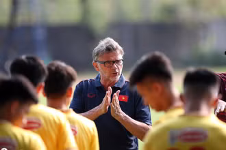 Huấn luyện viên Philippe Troussier chỉ đạo chiến thuật với các cầu thủ U22 Việt Nam trước trận gặp U22 Lào. (Ảnh VFF)