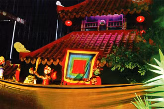 Cảnh trong vở rối nước "Anh hùng Nguyễn Trung Trực" của nhà hát Nghệ thuật Phương Nam.