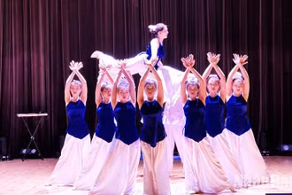 Một tiết mục biểu diễn tại chương trình văn nghệ "Con Rồng cháu Tiên". (Ảnh XUÂN HƯNG)