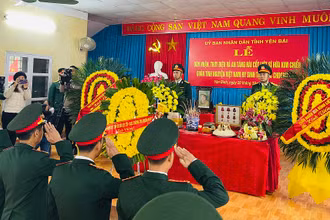 Lực lượng vũ trang truy điệu liệt sĩ Hứa Kim Chiểu. (Ảnh: THANH SƠN)