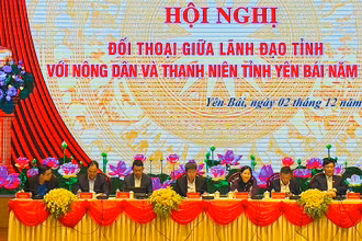 Toàn cảnh lãnh đạo tỉnh Yên Bái đối thoại với nông dân và tuổi trẻ. (Ảnh: THANH SƠN)
