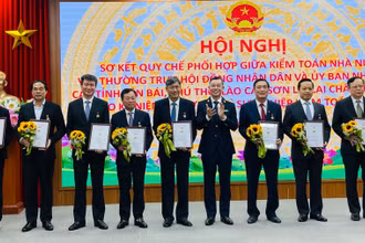 Trao Kỷ niệm chương cho các đồng chí có thành tích đóng góp cho sự nghiệp kiểm toán nhà nước.