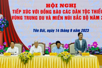 Đoàn chủ tịch chủ trì hội nghị.