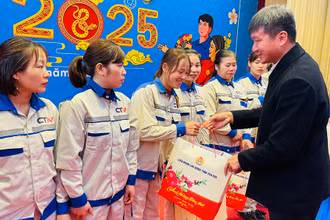 Bí thư Tỉnh ủy Trần Huy Tuấn trao quà Tết cho công nhân lao động tại huyện Lục Yên. (Ảnh: THANH SƠN)