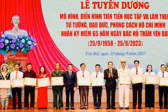 Trao thưởng các tập thể, cá nhân điển hình tinn tiến.