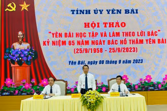 Các đồng chí lãnh đạo Tỉnh ủy Yên Bái chủ trì hội thảo.