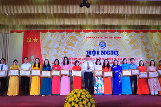 Chủ tịch Ủy ban nhân dân tỉnh Yên Bái Trần Huy Tuấn trao bằng khen cho các tập thể, cá nhân có thành tích xuất sắc trong năm học 2022-2023.