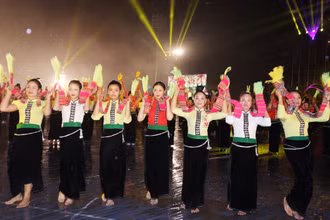 Một điệu xòe Thái tại thị xã Nghĩa Lộ.