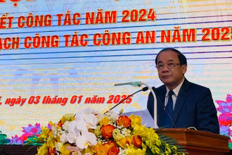Đồng chí Tạ Văn Long, Phó Bí thư Thường trực Tỉnh ủy phát biểu tại hội nghị. (Ảnh: THANH SƠN)