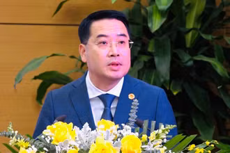 Đồng chí Nguyễn Tuấn Anh phát biểu nhận nhiệm vụ Chủ tịch Ủy ban nhân dân tỉnh Yên bái. (Ảnh: THANH SƠN)