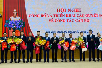 Lãnh đạo tỉnh Yên Bái tặng hoa chúc mừng 11 đồng chí được điều động bổ nhiệm. (Ảnh: THANH SƠN)