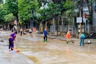 Ngay sau khi nước rút, người dân phường Hồng Hà, thành phố Yên Bái tham gia dọn vệ sinh đường phố. (Ảnh: THANH SƠN)